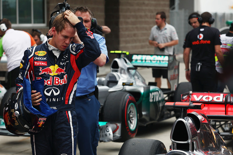 Себастьян Феттель хватается за голову при виде болида McLaren после квалификации на Гран-при Кореи 2011