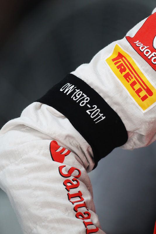 черная повязка на руке в память о Дэне Уэлдоне на Гран-при Индии 2011