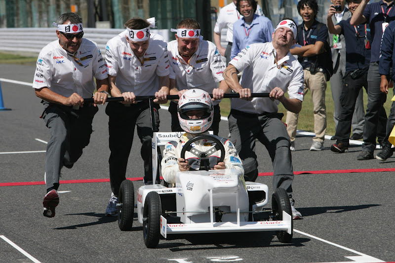 команда Sauber Soapbox разгоняет болид Камуи Кобаяши на Гран-при Японии 2011