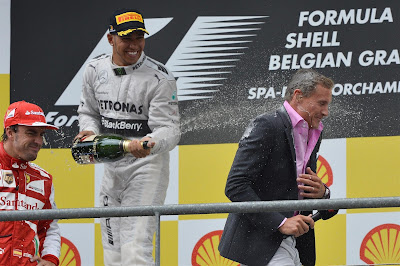 Дэвида Култхарда обливают шампанским на подиуме Гран-при Бельгии 2013