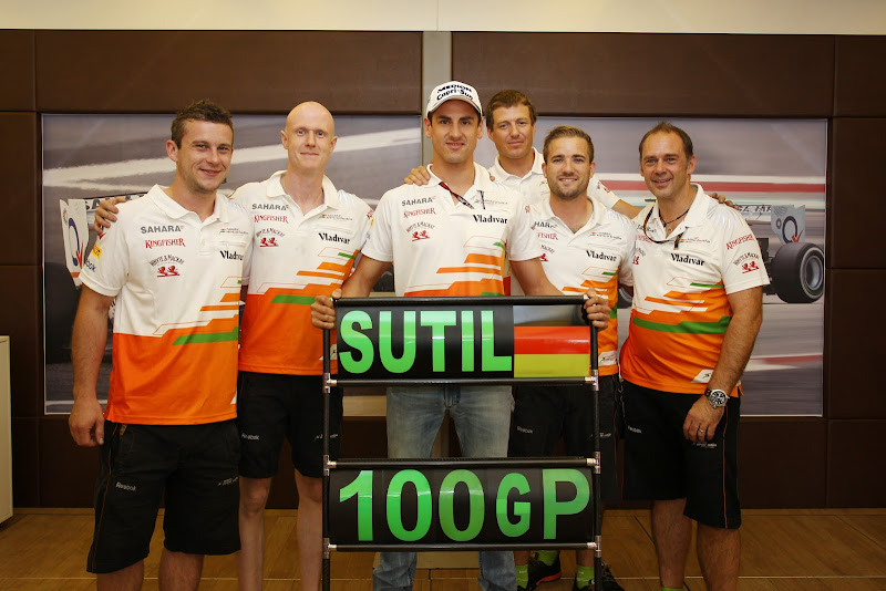 механики Force India поздравляют Адриана Сутиля в честь его 100-ой гонки на Гран-при Венгрии 2013
