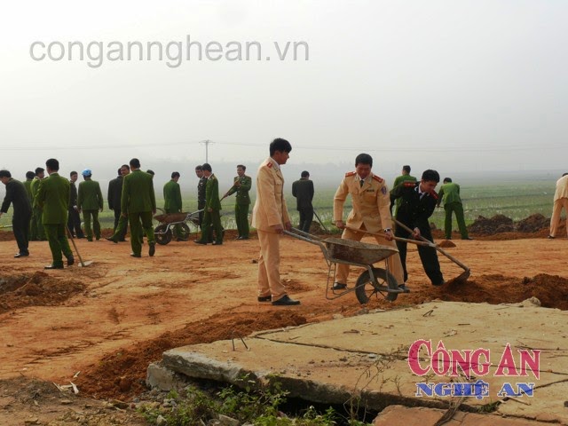 CBCS Công an huyện Nghĩa Đàn giúp dân khắc phục hậu quả sau mưa lũ