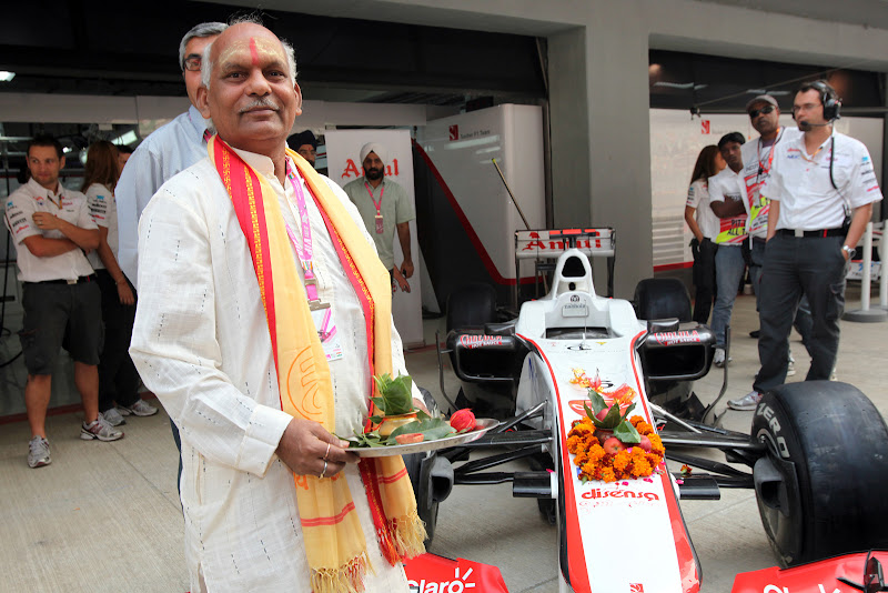 болид Sauber проходит церемонию освящения на Гран-при Индии 2011