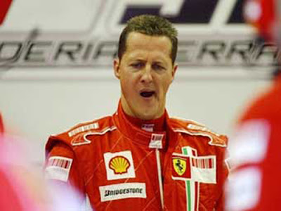 зевающий Михаэль Шумахер в боксах Ferrari