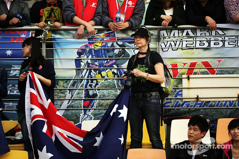болельщики Марка Уэббера баннера на трибунах Шанхая на Гран-при Китая 2013