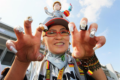 болельщица Михаэля Шумахера с когтями на Гран-при Японии 2012