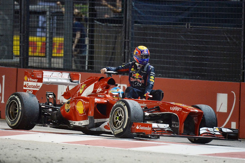 Фернандо Алонсо подвозит Марка Уэббера на Ferrari после финиша Гран-при Сингапура 2013