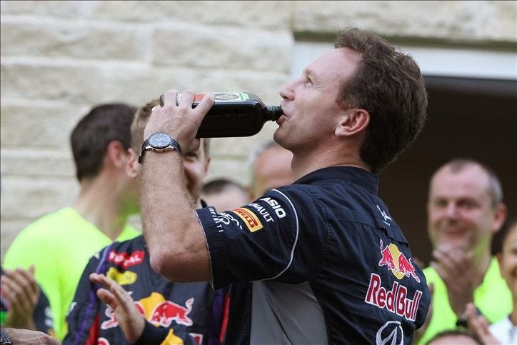 Кристиан Хорнер с бутылкой Егермейстера на праздновании победы на Гран-при США 2013