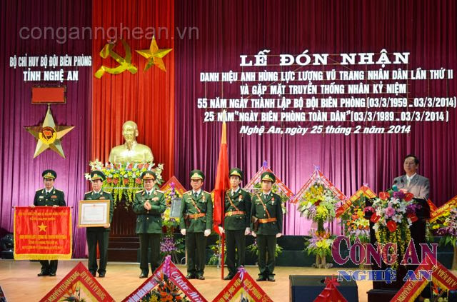 Thượng tướng Nguyễn Thành Cung - Thứ trưởng Bộ Quốc phòng trao danh hiệu AHLLVTND cho BĐBP Nghệ An