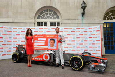 британская певица Майлин Класс и Дженсон Баттон на спонсорском мероприятии Santander перед Гран-при Великобритании 2013