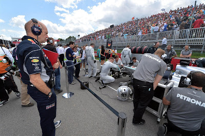 Эдриан Ньюи наблюдает за болидом Mercedes на стартовой решетке Монреаля на Гран-при Канады 2013