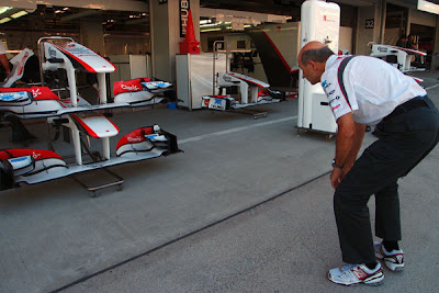 Петер Заубер наблюдает за передними крыльями Sauber на Гран-при Японии 2011