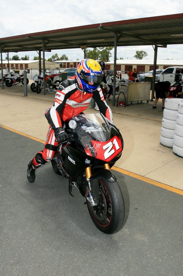 Марк Уэббер на мотоцикле Ducati на Queensland Raceway 29 декабря 2011
