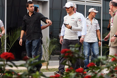 Нико Росберг и Михаэль Шумахер идут по паддоку на Гран-при Индии 2011