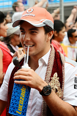 Серхио Перес в традиционном шарфе на параде пилотов Гран-при Индии 2013