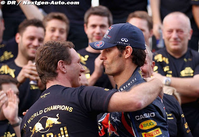 Кристиан Хорнер обнимает безэмоционального Марка Уэббера после победы в кубке конструкторов на Гран-при Кореи 2011
