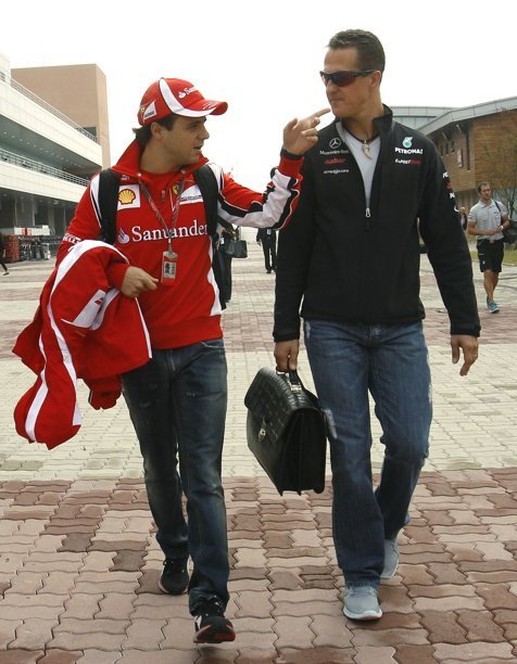 Фелипе Масса и Михаэль Шумахер идут по паддоку Йонама на Гран-при Кореи 2011