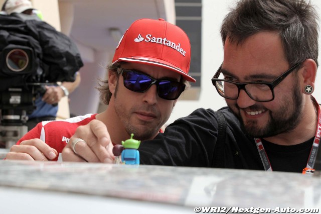 Фернандо Алонсо с мужиком в оках на Гран-при Бахрейна 2012