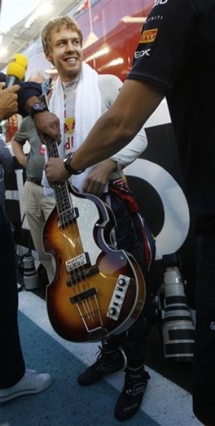 Себастьян Феттель с гитарой на Гран-при Абу-Даби 2011