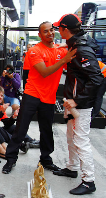 Льюис Хэмилтон встречает Дженсона Баттона перед коллективным фото в честь победы McLaren на Гран-при Венгрии 2011