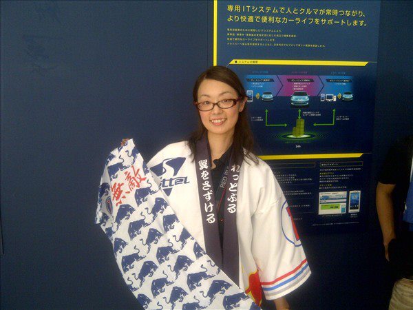 болельщица Red Bull в особой рубашке на Гран-при Японии 2011
