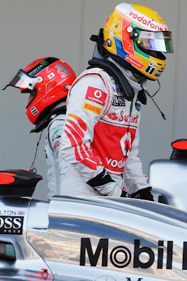 Льюис Хэмилтон и Михаэль Шумахер после квалификации на Гран-при Японии 2011