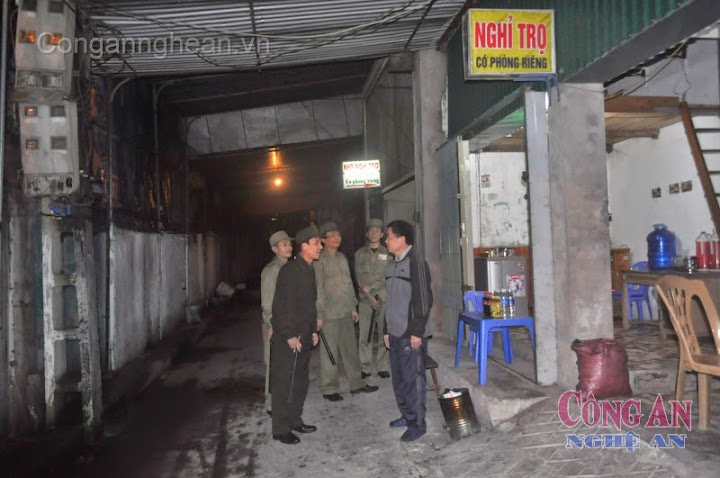 Lực lượng BVDP phường Lê Lợi tuần tra ban đêm kiểm tra các phòng nghỉ trọ