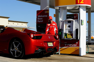 Фернандо Алонсо заправляет Ferrari на заправке Shell на Гран-при США 2012