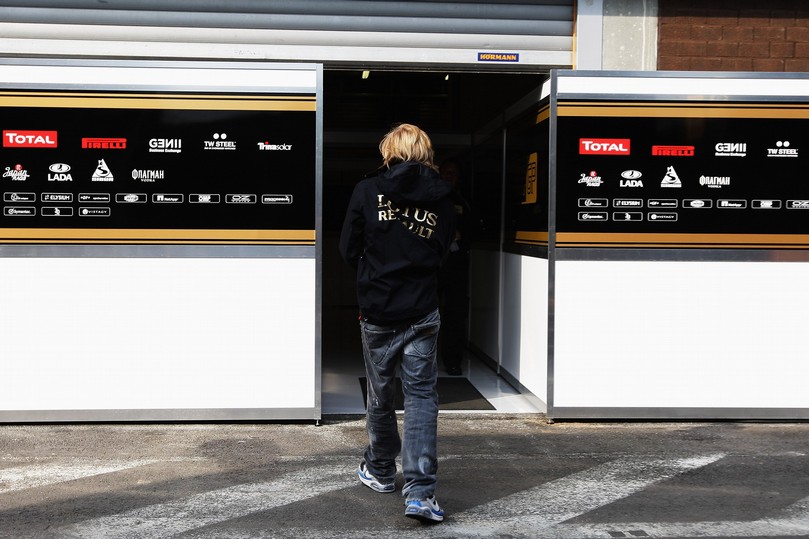 Ник Хайдфельд заходит в гараж Lotus Renault на Гран-при Бельгии 2011