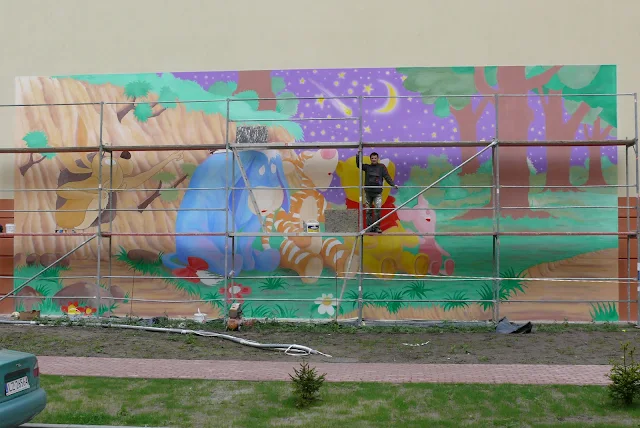 Malowanie bajkowego obrazu na ścianie w Warszawie