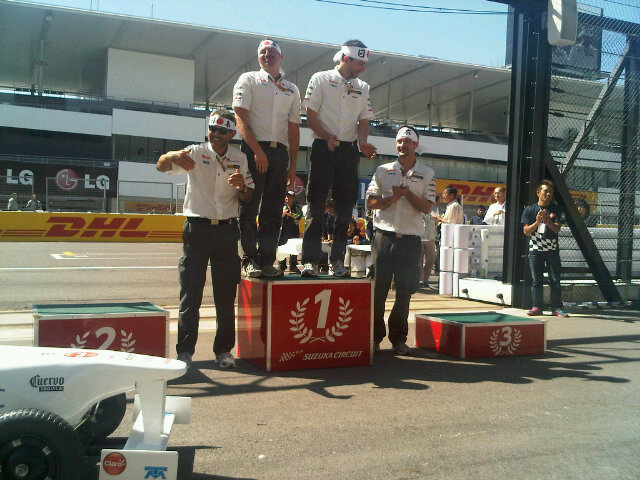 команда Sauber празднуют победу на гонке Soapbox на Гран-при Японии 2011