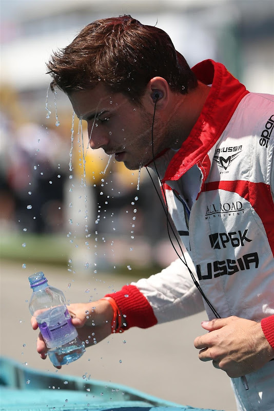 Жюль Бьянки обливается водой на Гран-при Венгрии 2013