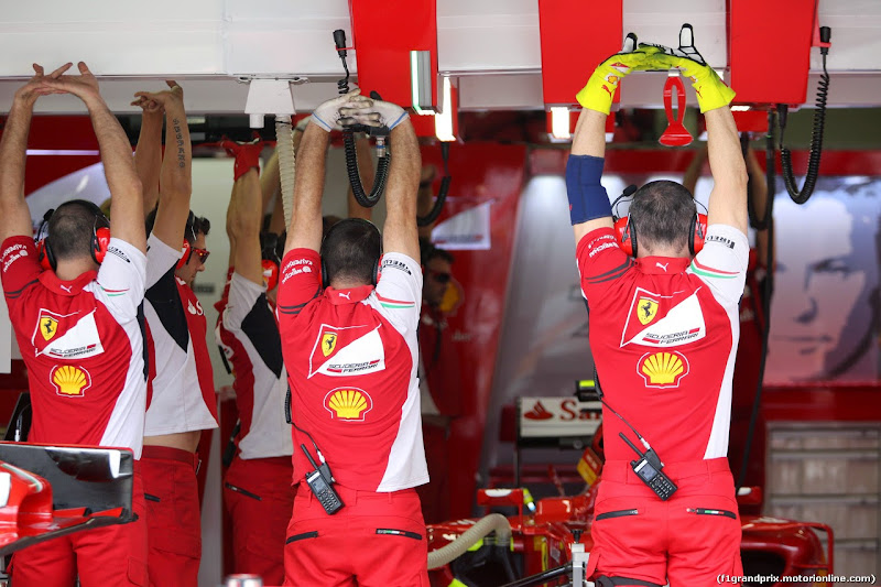 механики Ferrari разминаются в гараже на Гран-при Бразилии 2014