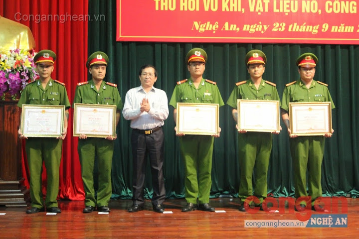 Thay mặt chủ tịch UBND tỉnh, đồng chí Đinh Viết Hồng trao bằng khen cho tập thể, cá nhân xuất sắc