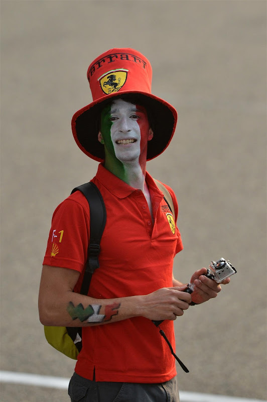 болельщик Ferrari в шляпе на Гран-при Китая 2013