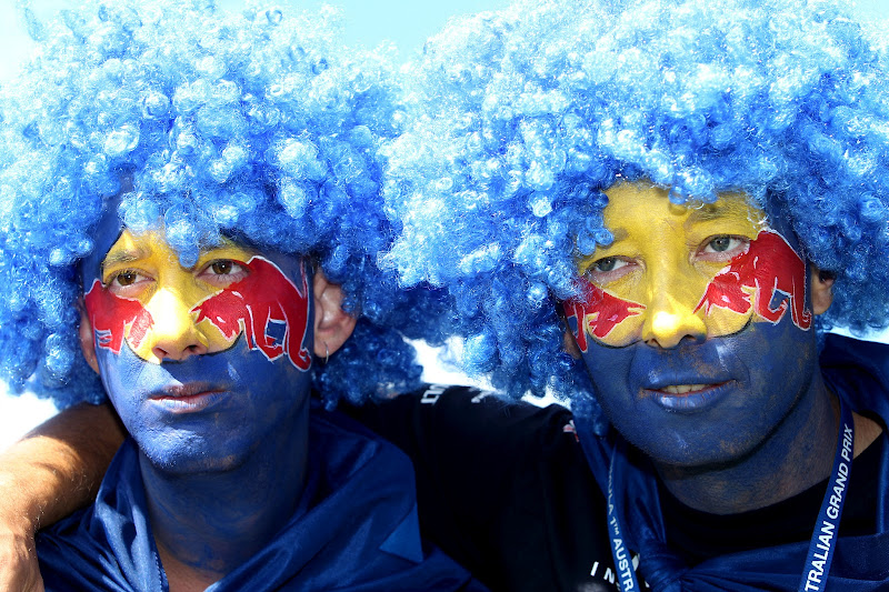 болельщики Red Bull с фэйс-артом и в синих париках на Гран-при Австралии 2012