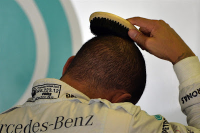 Льюис Хэмилтон причесывается щеткой на Гран-при Венгрии 2013