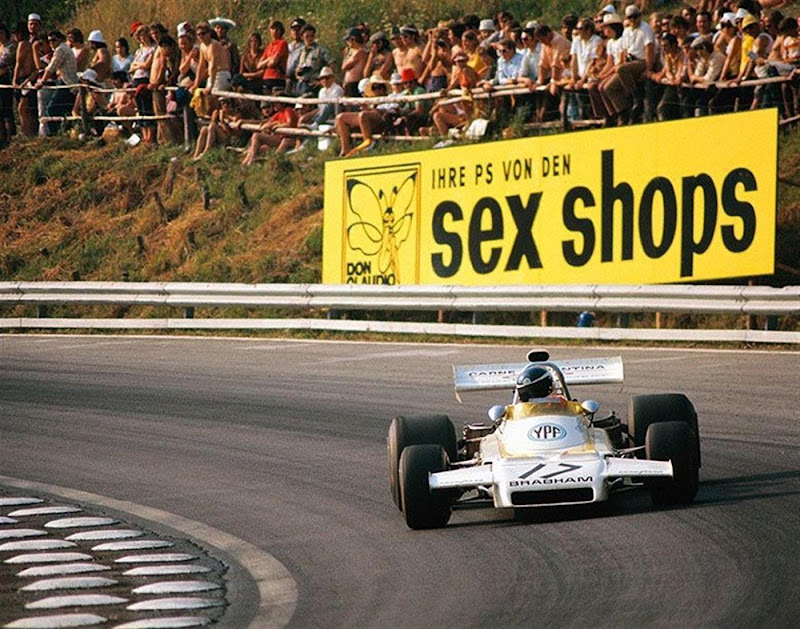 Карлос Ройтеман за рулем Brabham BT37 проезжает мимом рекламы секс-шопа на трассе Остеррайхринг на Гран-при Австралии 1972