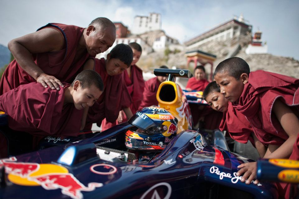 Нил Яни и его Red Bull окружен местными жителями Кашмира