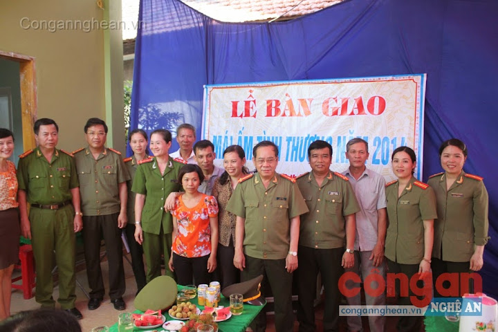 Bàn giao nhà “Mái ấm tình thương” cho chị Nguyễn Thị Lan ở xã Nghi Kim, TP Vinh