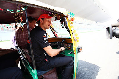 Дженсон Баттон и Джейк Хамфри в индийской машинке на трассе Буддх на Гран-при Индии 2011