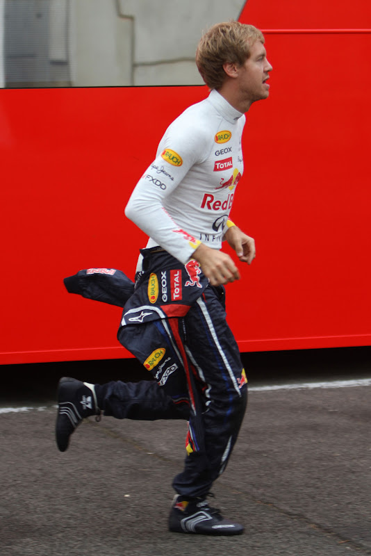 Себастьян Феттель бежит по паддоку Гран-при Бельгии 2011 в Спа