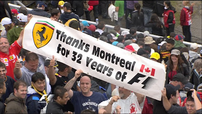 Монреальские болельщики Ferrari и Формулы-1 на Гран-при Канады 2011 с плакатом