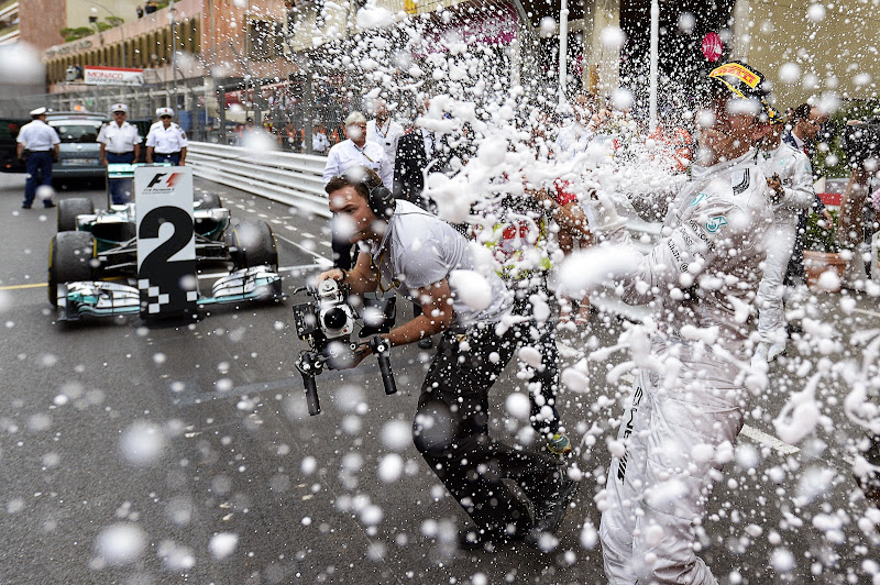 Нико Росберг разбрызгивает шампанское после победы на Гран-при Монако 2014