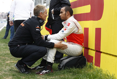 Мартин Уитмарш и Льюис Хэмилтон перед стартом Гран-при Кореи 2011