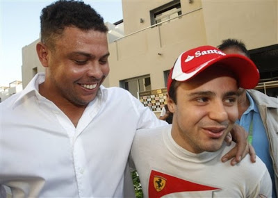 Роналдо и Фелипе Масса идут в обнимку на Гран-при Абу-Даби 2011