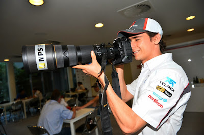 Эстебан Гутьеррес с огромной камерой на Гран-при Индии 2013