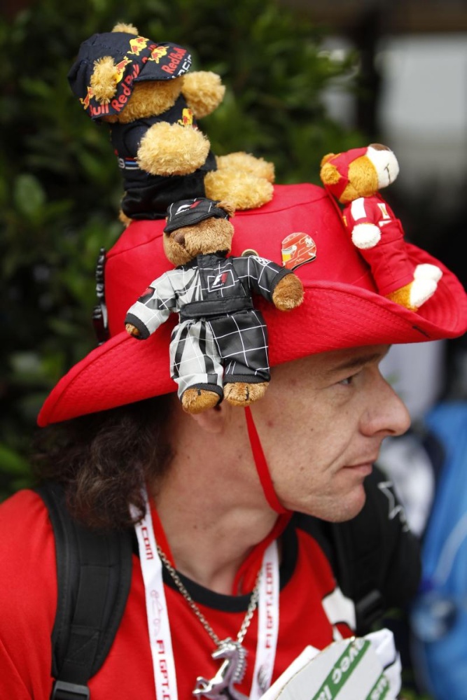 болельщик с плюшевыми медвежатами Red Bull и Ferrari на Гран-при Монако 2013