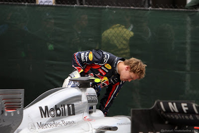 Себастьян Феттель заглядывает в болид McLaren после финиша Гран-при Канады 2011