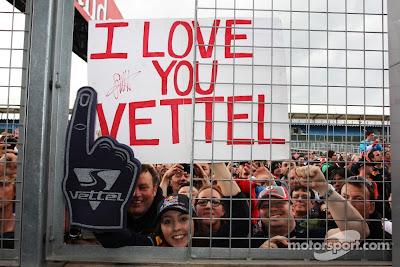 болельщица Себастьяна Феттеля с плакатом I love you Vettel на Гран-при Великобритании 2012